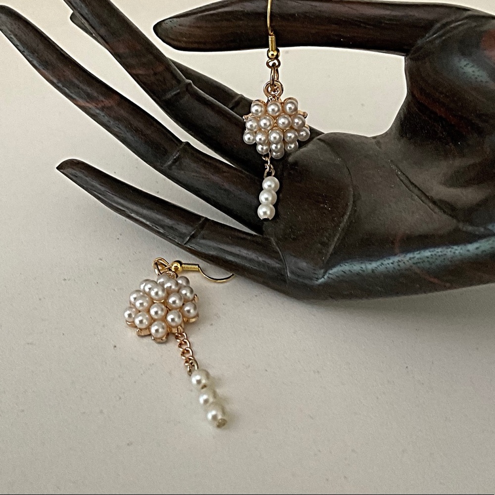 Cluster of Pearls Earrings. Gold Chain Dangling Pearl, Perfect Causal Or Dressy. - Picture 3 of 5